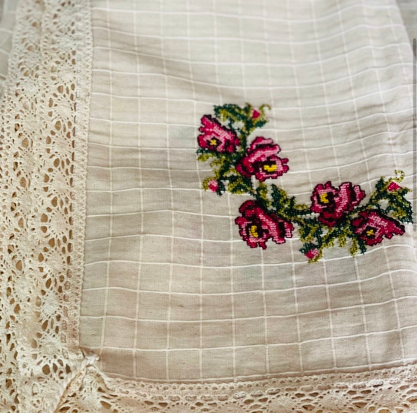 Embroidery detailed tablecloth/ Ivory