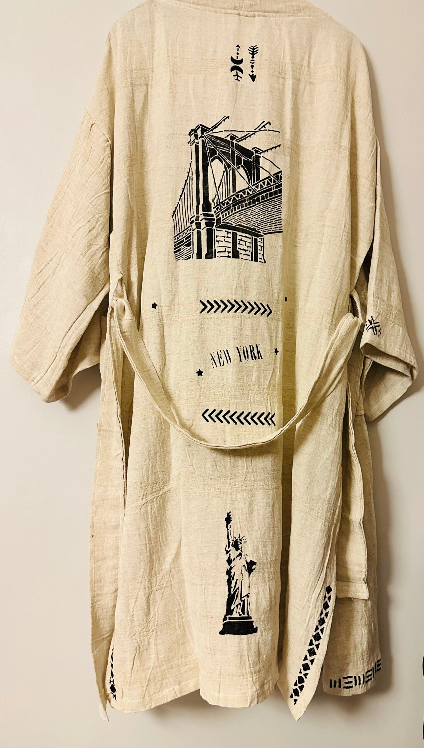 Hand-painted Brooklyn Bridge silhouette long kimono | Ivory